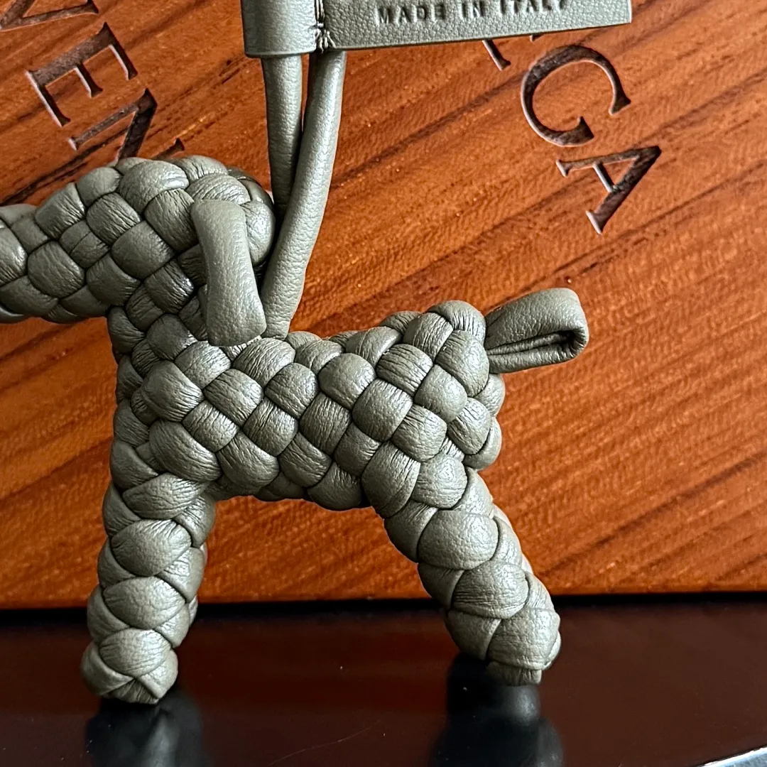 Batch 540 BOTTEGA VENETA2025 new puppy🐕 style pendant Braided puppy is online😎 Leather braided puppy style pendant can be hung on any handbag, and it is as cute, delicate and colorful as it matches with a bag. Cute and cute, it will touch your heart at any time. It can be hung on bags or keychains. Who can resist such a cute puppy? Style number: 807068